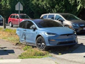 Tesla FSD Kazası: Model X İkiye Ayrıldı