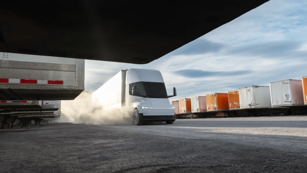 Einride'ın Tesla Semi için verdiği 500 araçlık sipariş ve elektrikli çekici filosu.